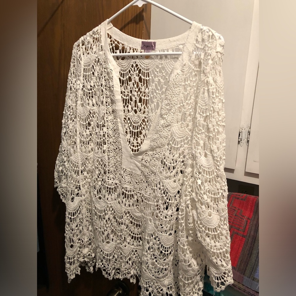 Juniper Ln Crocheted Lace Tunic Overtop- 914 $30 or $25 w/offer